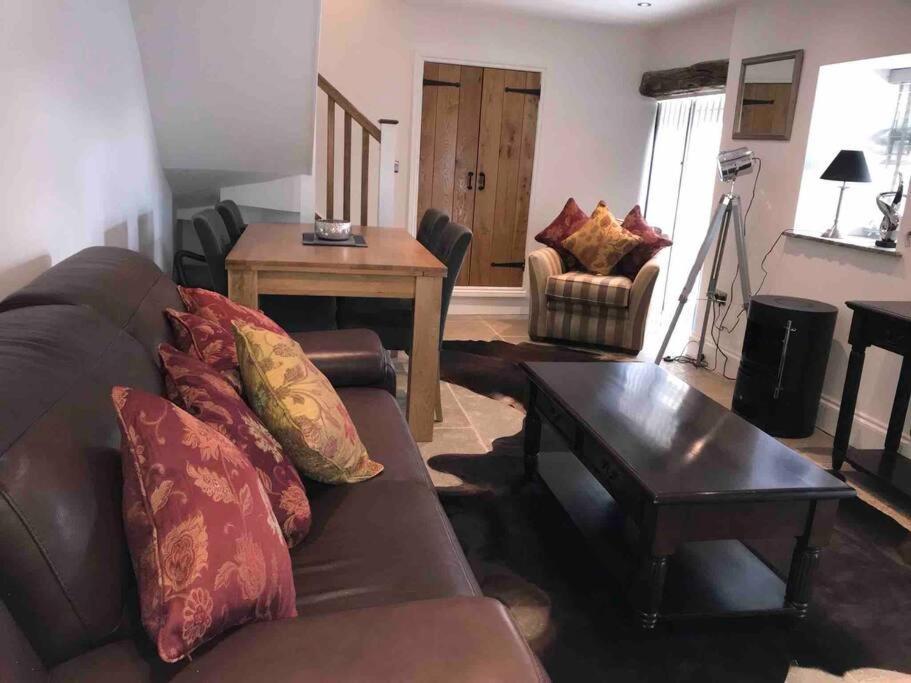 Chic 2 Bed Peak District Cottage Barn Near Alton Towers, Polar Bears, Chatsworth House Leek Kültér fotó