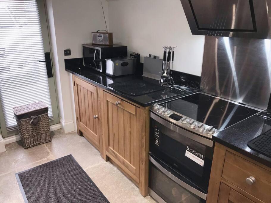Chic 2 Bed Peak District Cottage Barn Near Alton Towers, Polar Bears, Chatsworth House Leek Kültér fotó