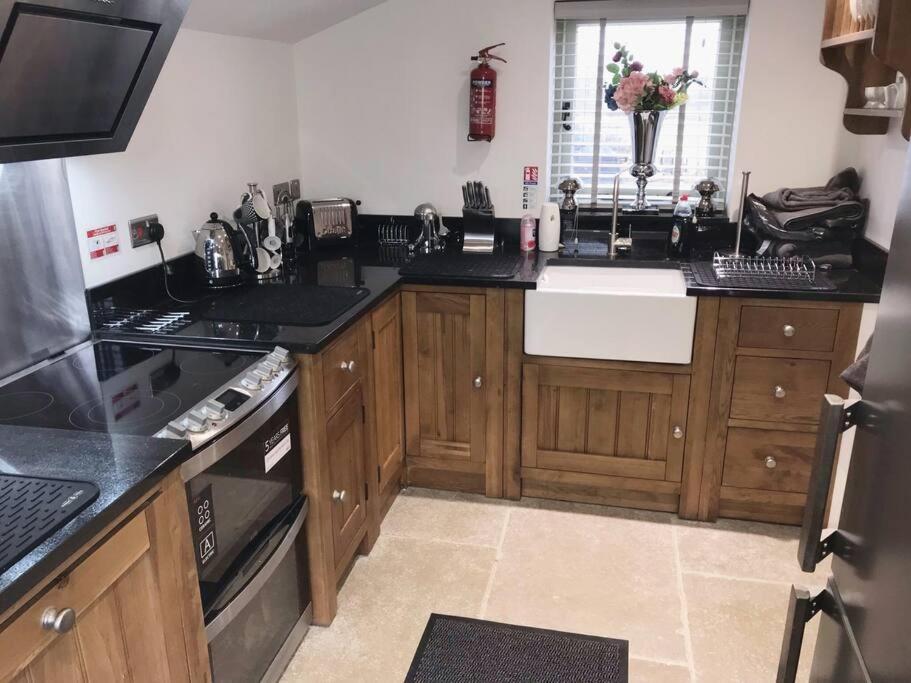 Chic 2 Bed Peak District Cottage Barn Near Alton Towers, Polar Bears, Chatsworth House Leek Kültér fotó
